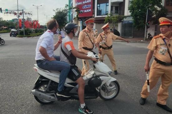 Báo Thái Lan: HLV Polking vi phạm giao thông ở Việt Nam