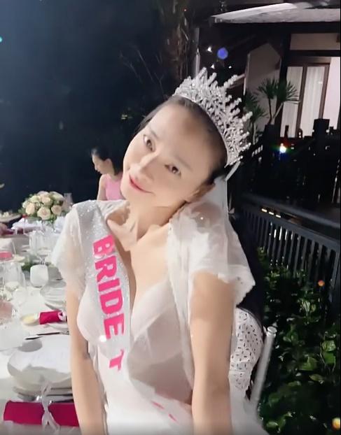 Young Ngo Thanh Van in the farewell party at the age of 44 single-2