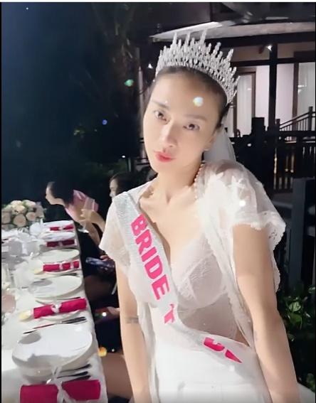Young Ngo Thanh Van in the farewell party at the age of 44 single-3