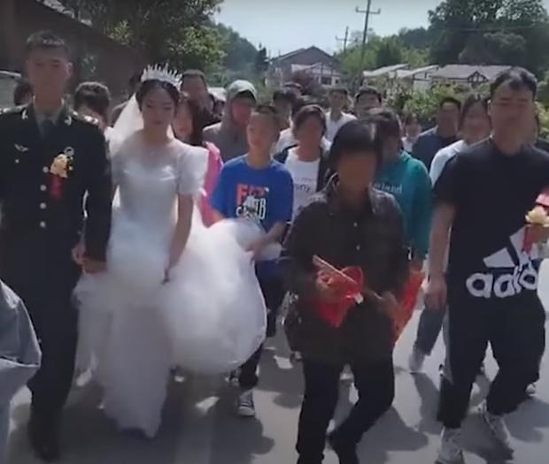 Fearing that her grandchild's wedding would be disrupted, Grandma works as a bodyguard to lead the procession-1