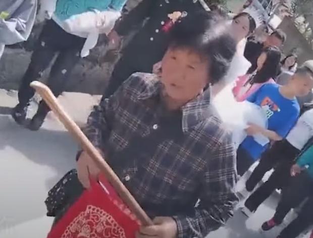 Sợ hôn lễ của cháu bị quậy phá, bà nội làm vệ sĩ dẫn đầu đoàn rước dâu-2