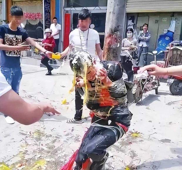 Sợ hôn lễ của cháu bị quậy phá, bà nội làm vệ sĩ dẫn đầu đoàn rước dâu-3