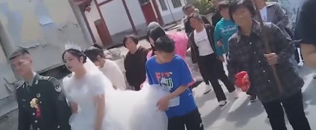 Sợ hôn lễ của cháu bị quậy phá, bà nội làm vệ sĩ dẫn đầu đoàn rước dâu-4