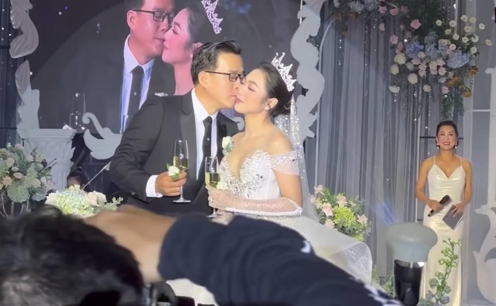 Ex-wife is heartbroken to see the royal wedding of Koi fish king and Ha Thanh Xuan-1