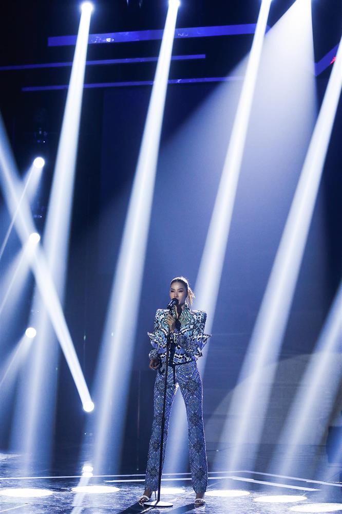 Hoàng Thuỳ hát hit của Adele, netizen vừa nghe liền so sánh với Chi Pu?-3