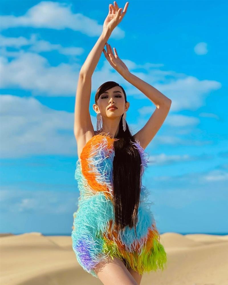 Phó chủ tịch Miss Grand và hoa hậu Thùy Tiên mặc chung đồ?-3