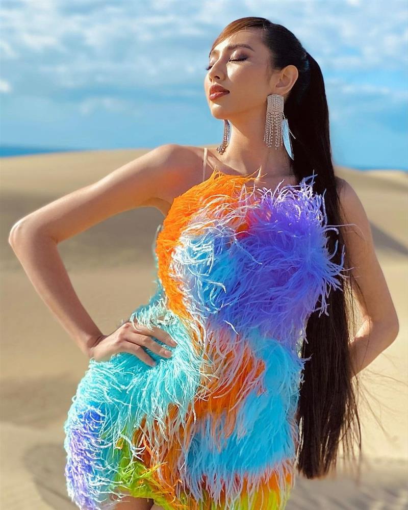 Phó chủ tịch Miss Grand và hoa hậu Thùy Tiên mặc chung đồ?-4