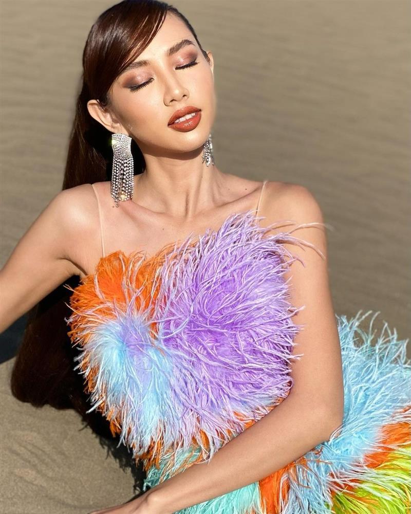 Phó chủ tịch Miss Grand và hoa hậu Thùy Tiên mặc chung đồ?-7