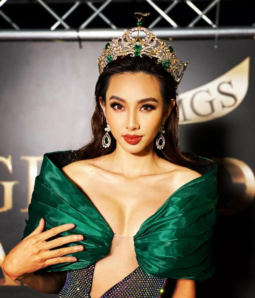 Phó chủ tịch Miss Grand và hoa hậu Thùy Tiên mặc chung đồ?-9