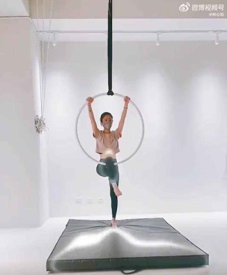 Body Lâm Tâm Như mảnh mai dù U50, hội chị em nên học hỏi-1