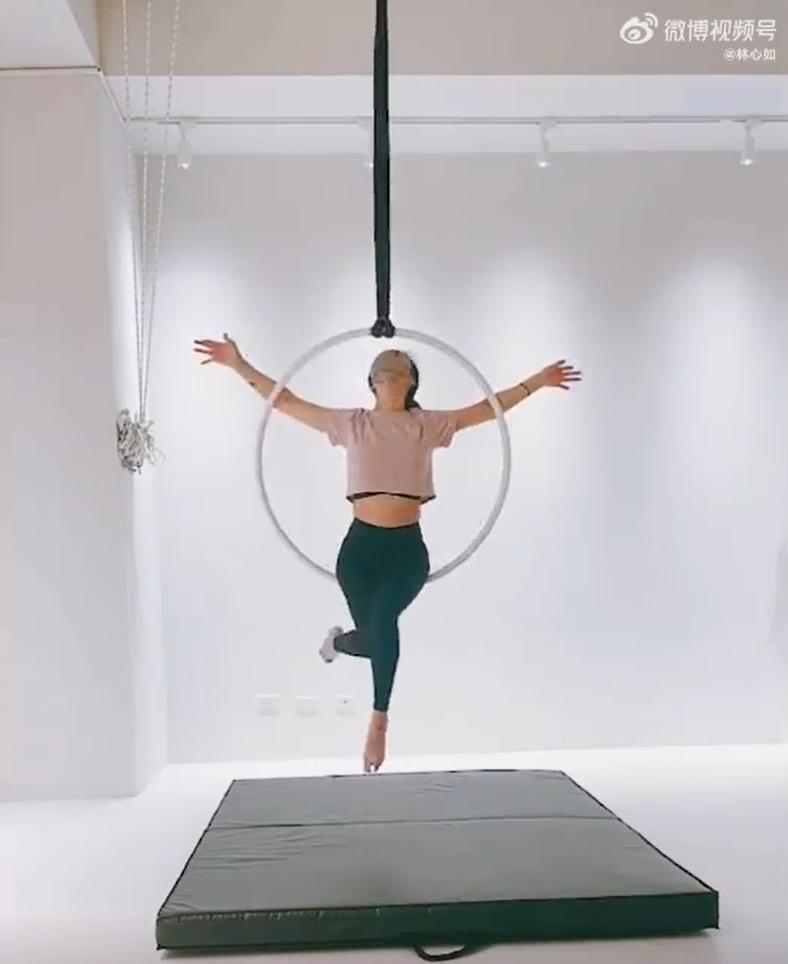 Body Lâm Tâm Như mảnh mai dù U50, hội chị em nên học hỏi-2