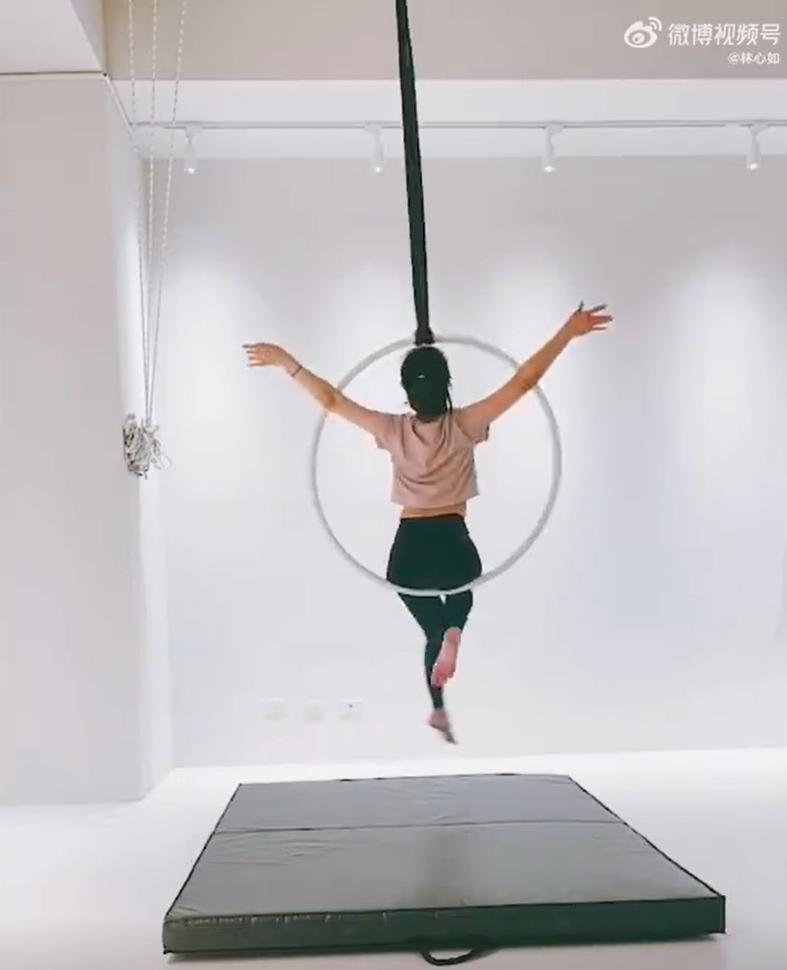 Body Lâm Tâm Như mảnh mai dù U50, hội chị em nên học hỏi-4