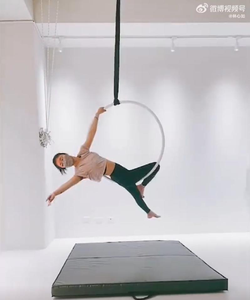 Body Lâm Tâm Như mảnh mai dù U50, hội chị em nên học hỏi-3