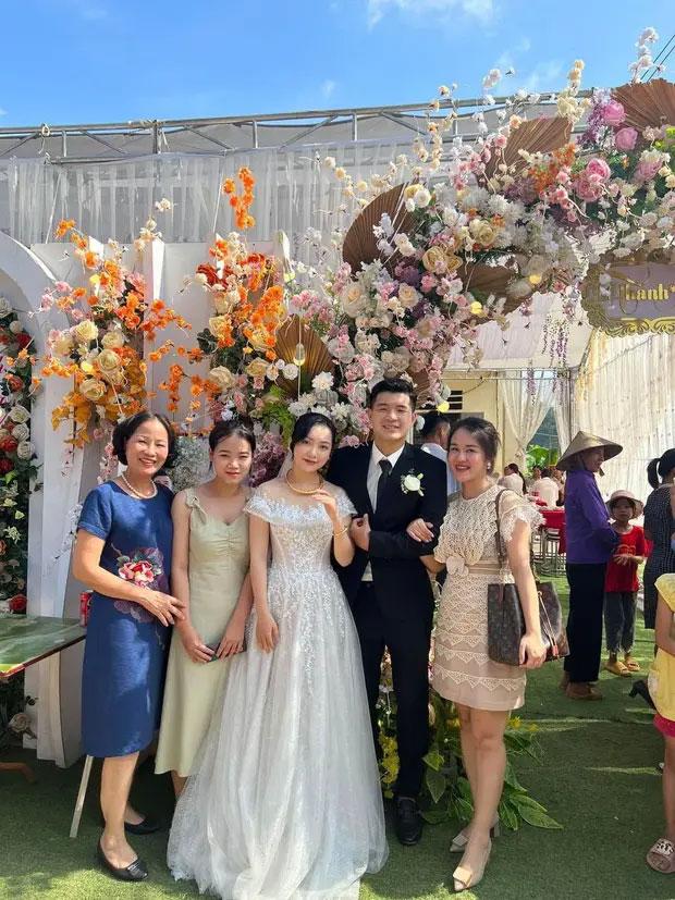 Laughing, Duc Chinh's face was as tight as a string when standing next to his beautiful wife-8