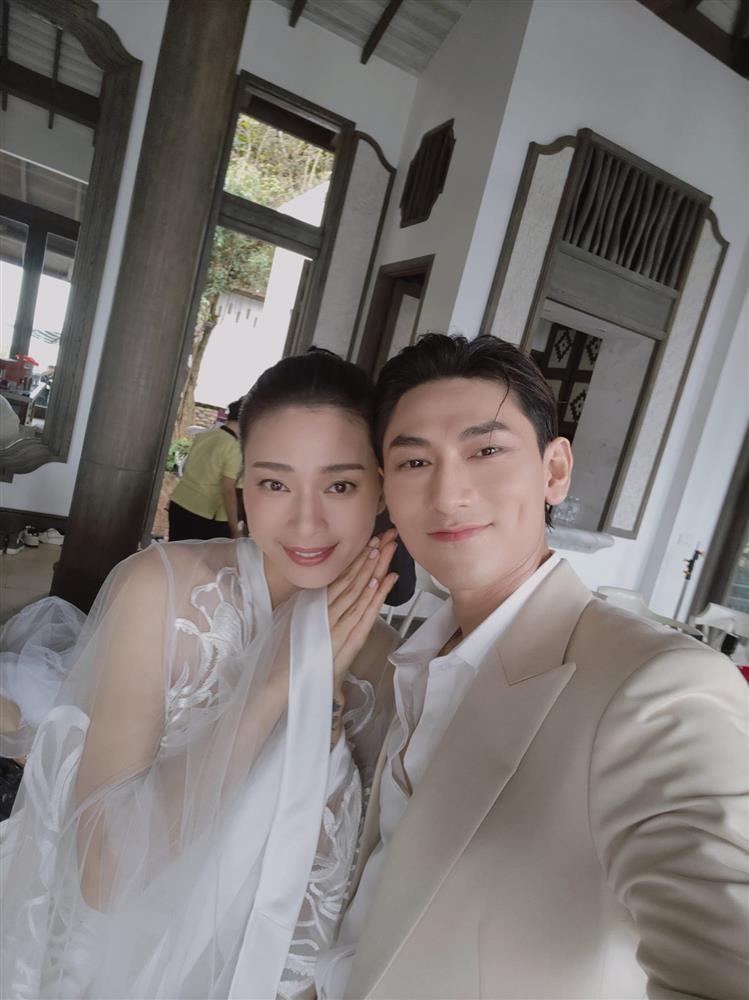 HOT: Cô dâu Ngô Thanh Vân lộ diện, ăn mặc lạ lắm à nghen-1