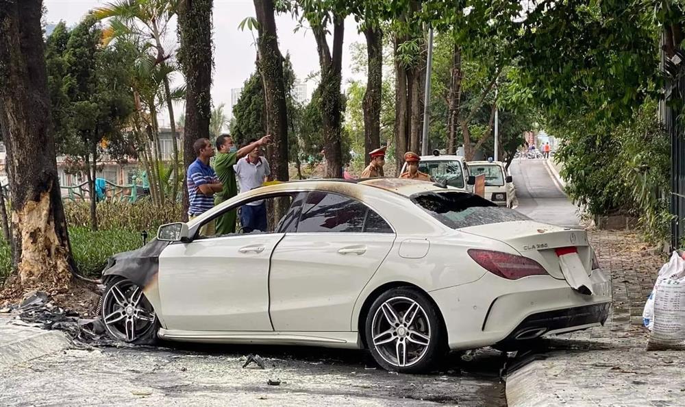 Mercedes car crashed into a tree and caught fire by the West Lake-3