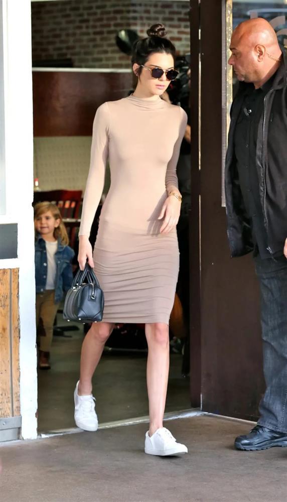 The type of dress that helps Kendall Jenner show off her famous million-dollar body-7