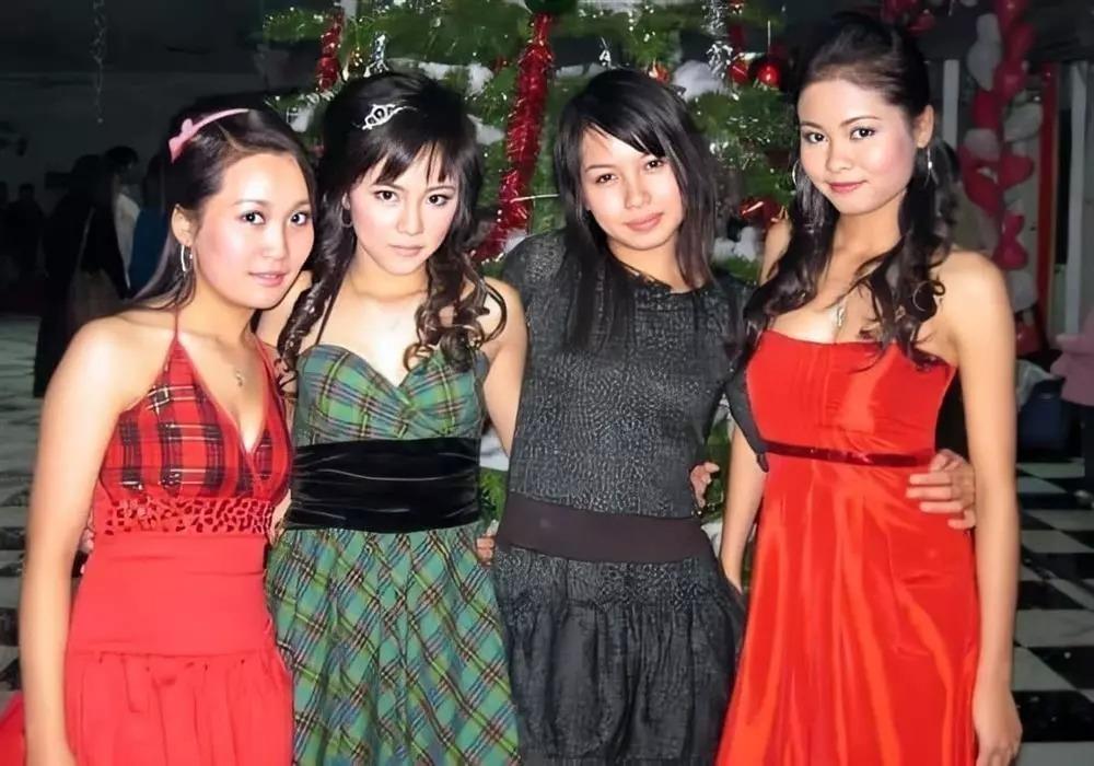 Người tình Huỳnh Anh xuất hiện với gương mặt tam giác đơ-4