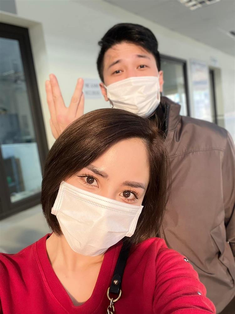 Người tình Huỳnh Anh xuất hiện với gương mặt tam giác đơ-8