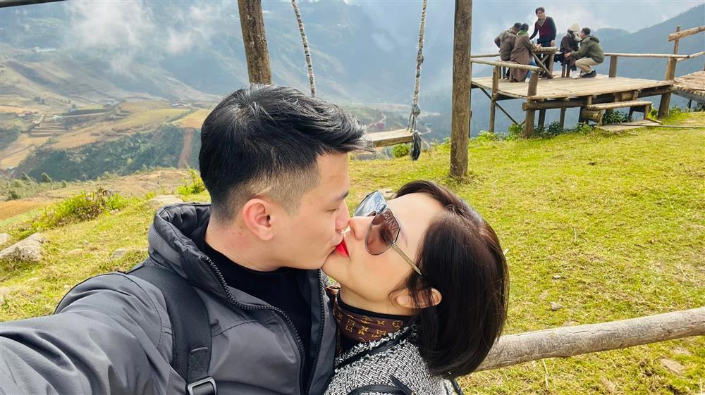 Người tình Huỳnh Anh xuất hiện với gương mặt tam giác đơ-6