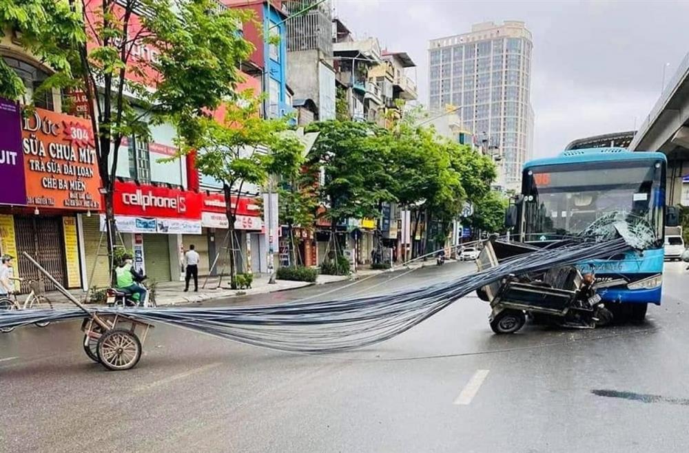 Kinh hãi bó sắt trên xe ba bánh xuyên thủng đầu xe buýt ở Hà Nội-1