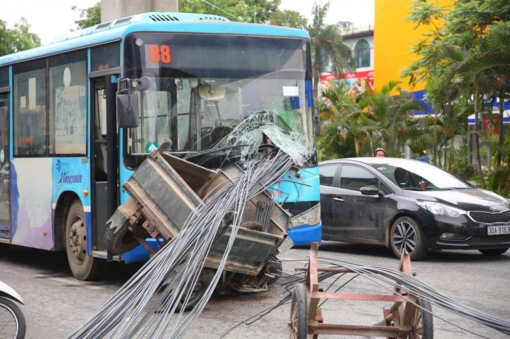 Kinh hãi bó sắt trên xe ba bánh xuyên thủng đầu xe buýt ở Hà Nội-2