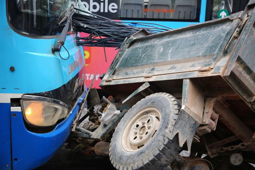 Terrified, the iron bundle on a tricycle pierced the front of the bus in Hanoi-3
