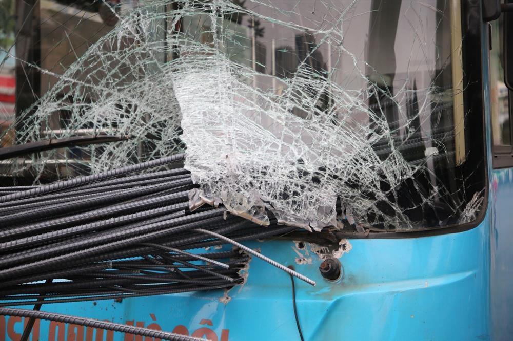 Terrified, the iron bundle on a tricycle pierced the front of the bus in Hanoi-4