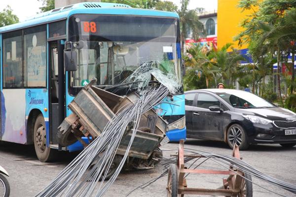 Terrified iron bundle on a tricycle pierced the front of a bus in Hanoi