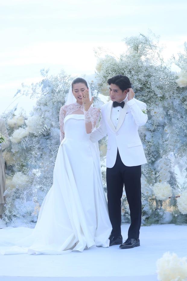 Điểm trừ nhỏ trong những bộ váy cưới chính thức của Ngô Thanh Vân-4