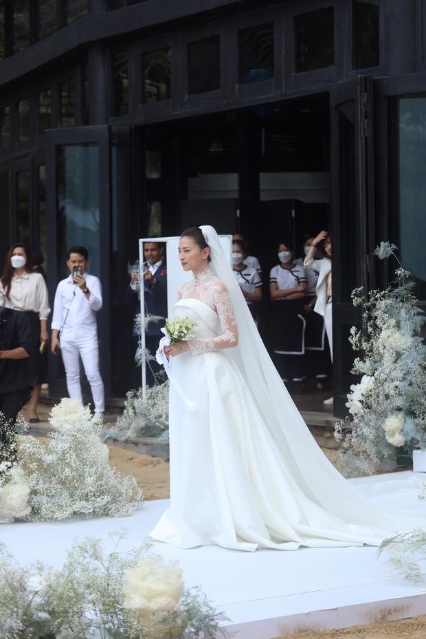 Điểm trừ nhỏ trong những bộ váy cưới chính thức của Ngô Thanh Vân-3