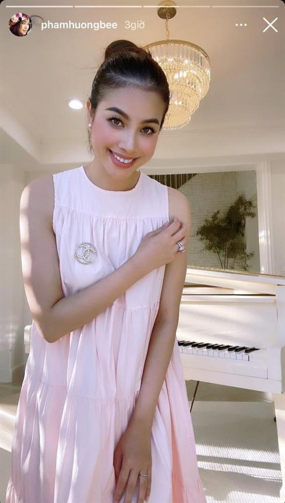 Phạm Hương diện đầm rộng che bụng lùm lùm như bầu lần 3-4