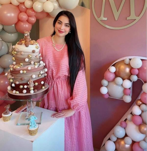 Phạm Hương diện đầm rộng che bụng lùm lùm như bầu lần 3-7