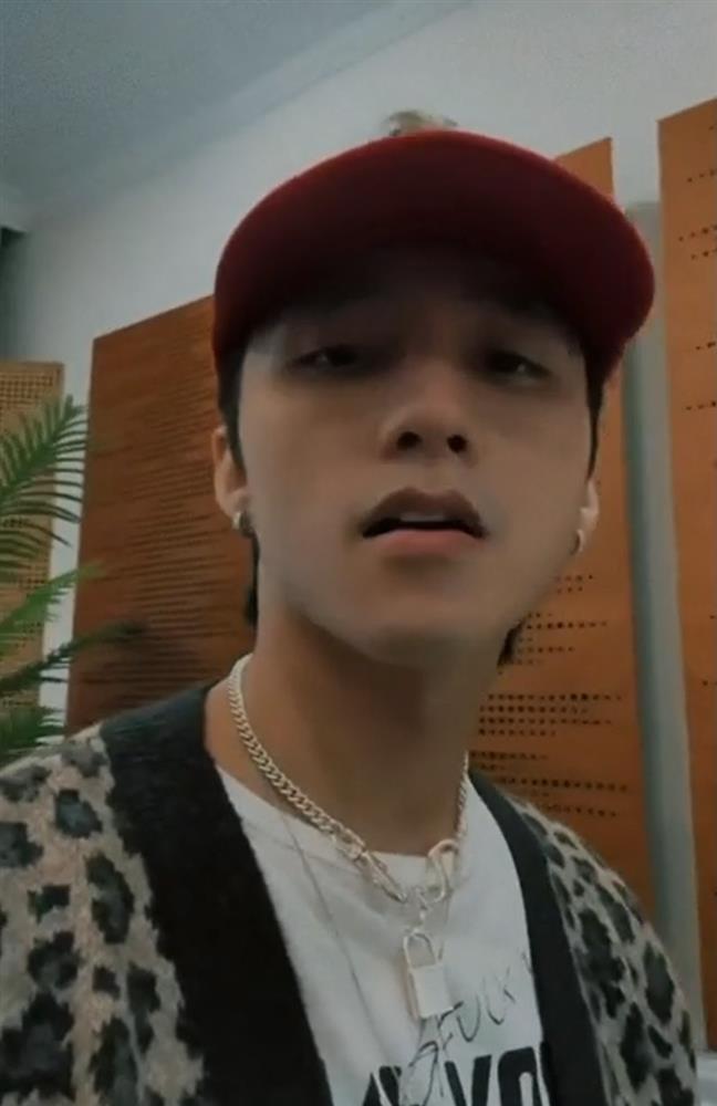 Sơn Tùng M-TP mặt buồn hát theo ca khúc đã bị phong sát-6