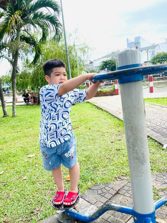 Chồng cũ Nhật Kim Anh đưa con đi chơi, diện mạo nhóc tì gây chú ý-4