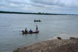 Tìm kiếm khẩn nữ giáo viên dắt 2 con nhỏ mất tích ở bờ sông