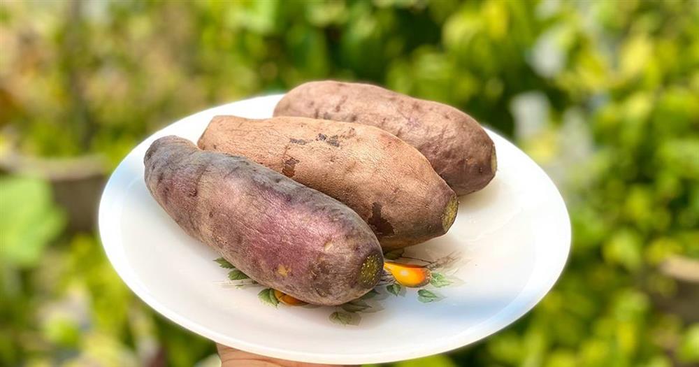 Luộc khoai lang chỉ cần thêm một thứ bảo đảm ngọt lịm lại bở tung-1