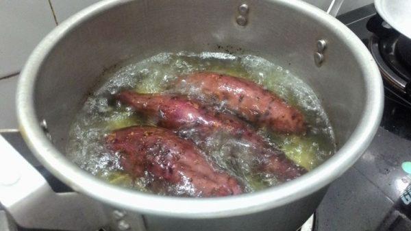 Luộc khoai lang chỉ cần thêm một thứ bảo đảm ngọt lịm lại bở tung-2