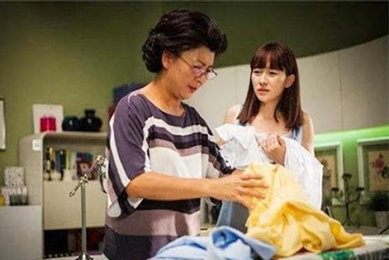 Cháu nội còn đỏ hỏn, mẹ chồng cứ bế ẵm là tỉ tê nói xấu con dâu