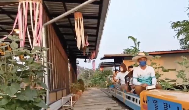 Nhà hàng Thái Lan dùng tàu hỏa mini vận chuyển thực khách-3