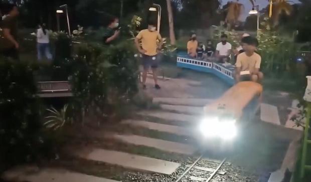 Nhà hàng Thái Lan dùng tàu hỏa mini vận chuyển thực khách-4