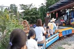 Nhà hàng Thái Lan dùng tàu hỏa mini vận chuyển thực khách