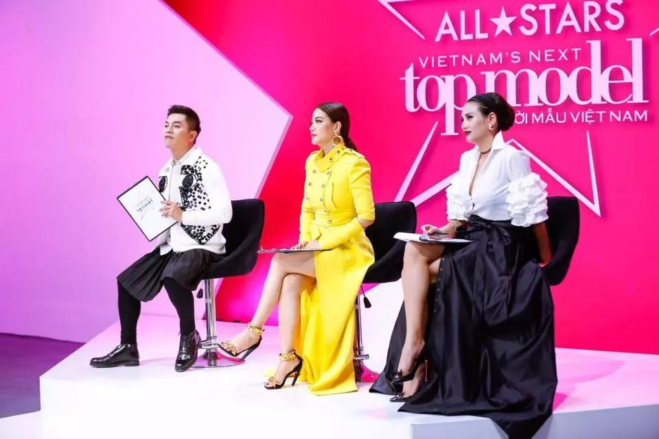 Đâu chỉ đám cưới Ngô Thanh Vân, Nam Trung mặc váy khắp nơi-7