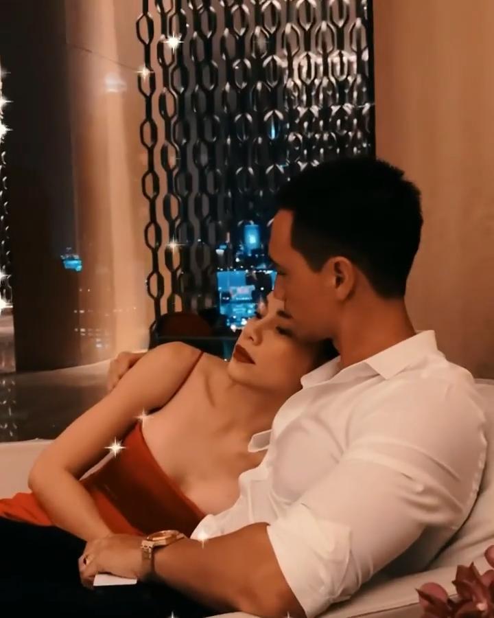 Kim Lý đặt bàn tay hư trên vòng 1 siêu khủng của Hà Hồ-6