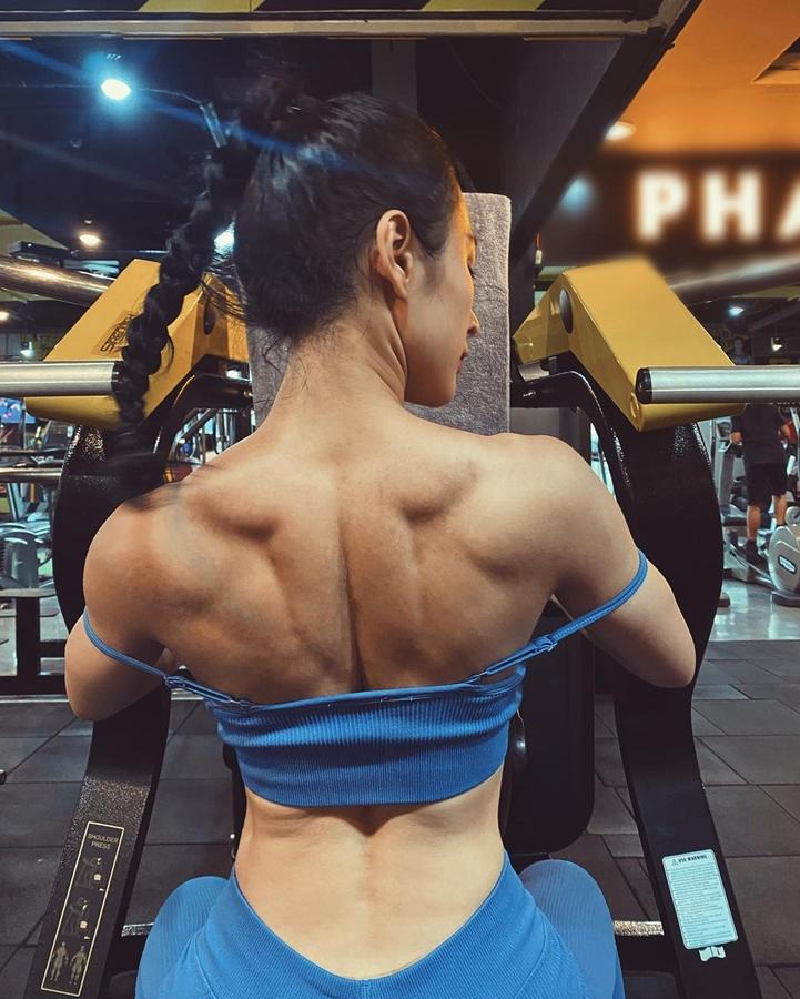 Angela Phương Trinh nghiện trang phục khoe vai u thịt bắp-3