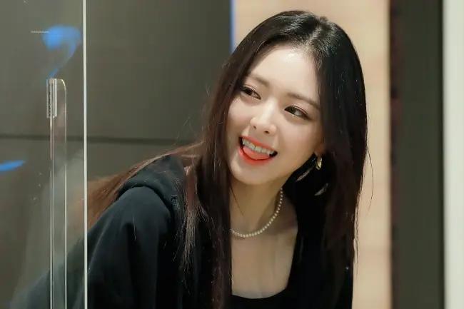 Yuna (ITZY): ITZY ra mắt vào năm 2019 và nhanh chóng trở thành một trong những nhóm nhạc thế hệ mới hàng đầu Kpop. Trong nhóm, Yuna đảm nhận vai trò là đại diện hình ảnh.