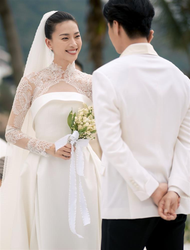 Jun Pham openly snatched wedding flowers at Ngo Thanh Van's wedding-2