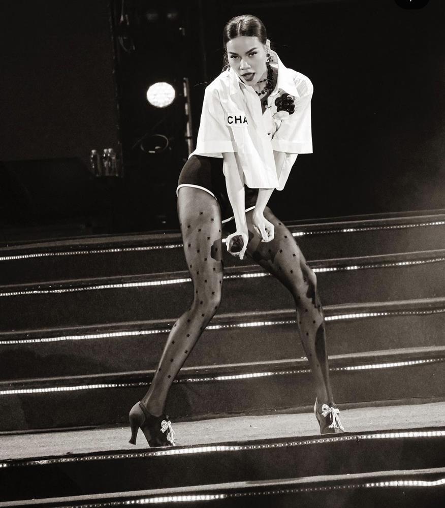 Diễn quá sung, Hà Hồ lộ gần hết vòng 3 trên sân khấu-3