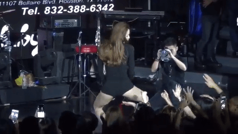 Diễn quá sung, Hà Hồ lộ gần hết vòng 3 trên sân khấu-6