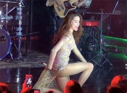 Diễn quá sung, Hà Hồ lộ gần hết vòng 3 trên sân khấu-8